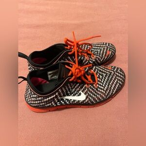 Like new Nike women’s tennis shoes